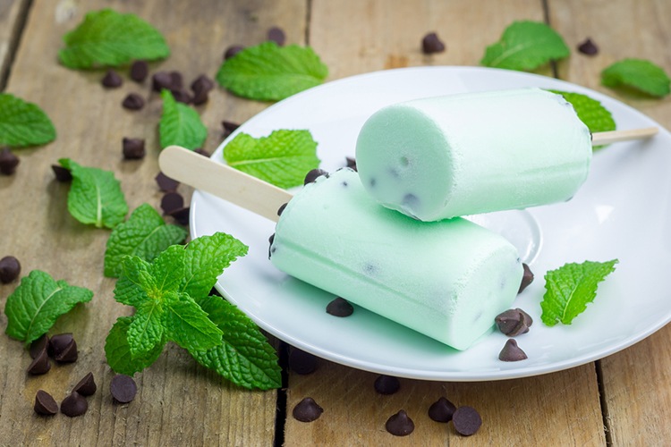 3-Ingredient-Mint-Chip-Creamy-Banana-Popsicles-1 Helado de menta y chips de chocolate