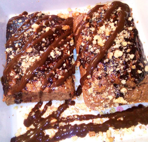 broie-fit Brownie fit con nueces y salsa de chocolate