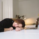 La melatonina y sus beneficios para dormir